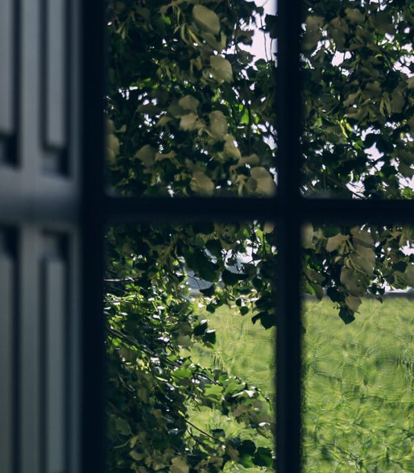 Vue d'une fenêtre du Château Canon