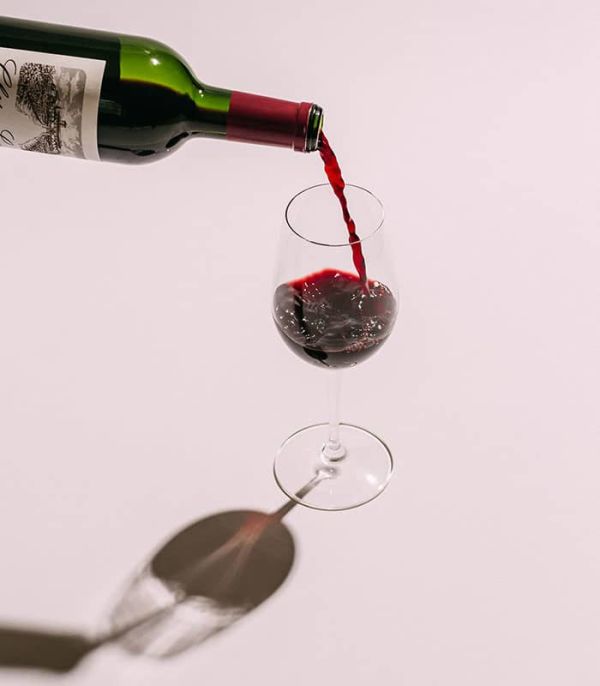 Verres de vin rouge Château Canon posés sur une table