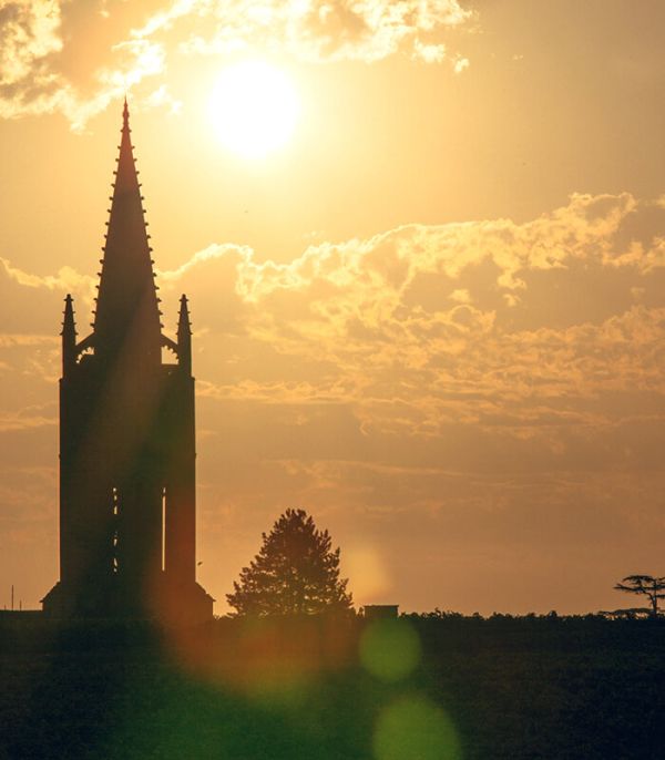 Clocher de l'église en contrejour