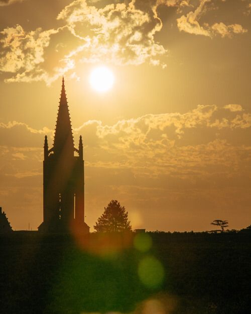 Clocher de l'église en contrejour