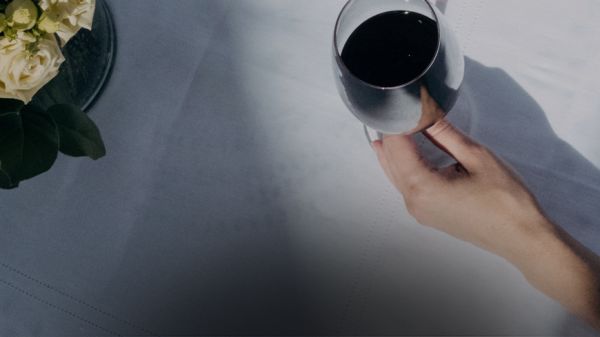 Verre de vin tenu par une main vu de dessus