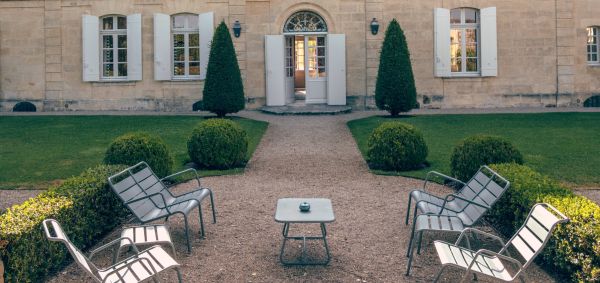 Jardin avec des chaises devant le Château