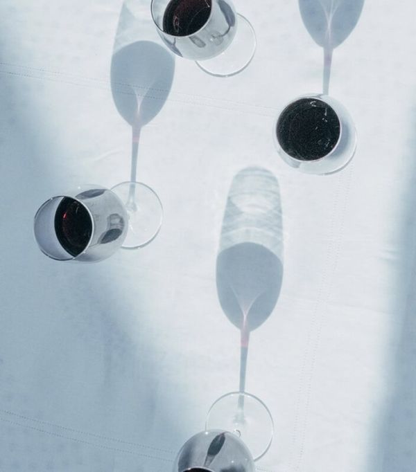 Verres de vin et ombres sur une table